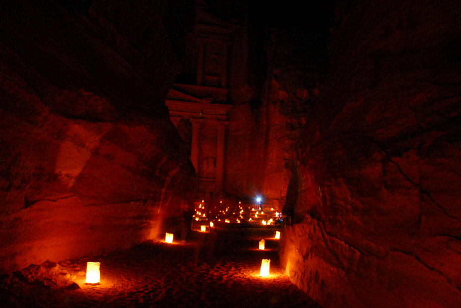 Petra bei Nacht