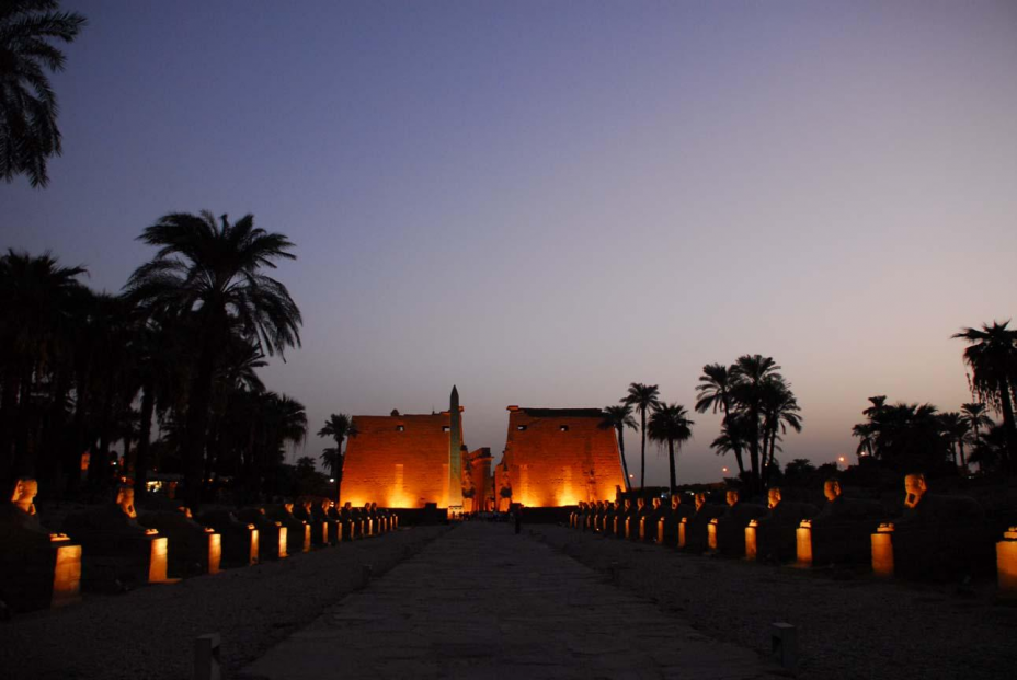 Luxor Tempel bei Nacht